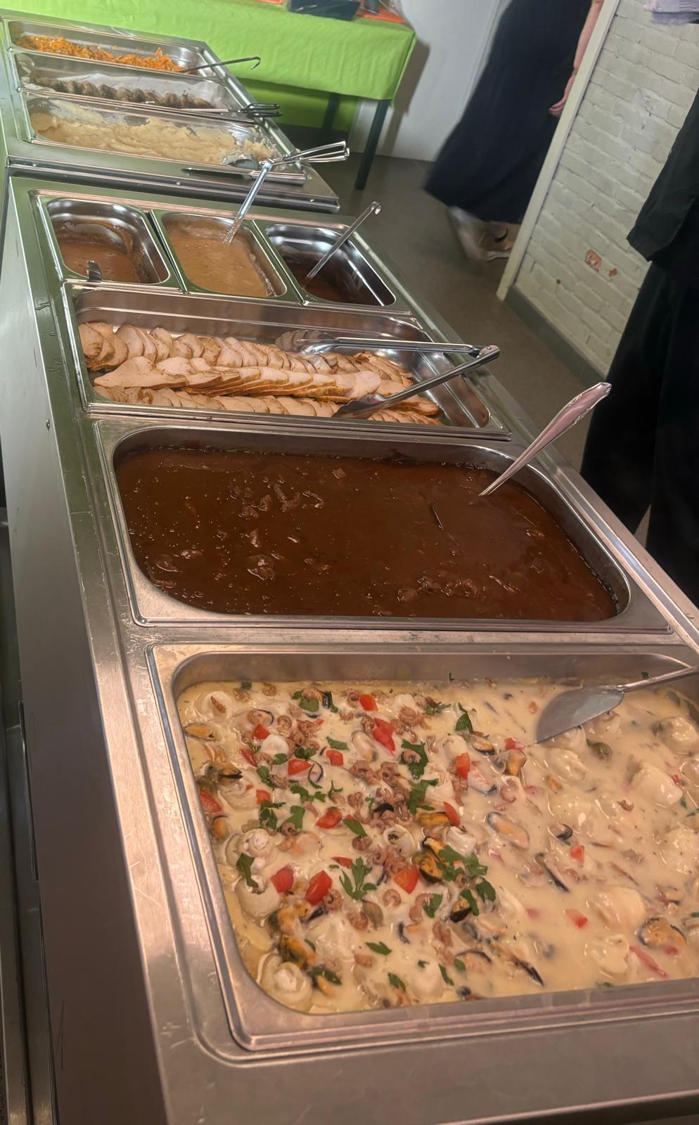 Warme gerechten uit het koud-warm buffet van Kimenoli
