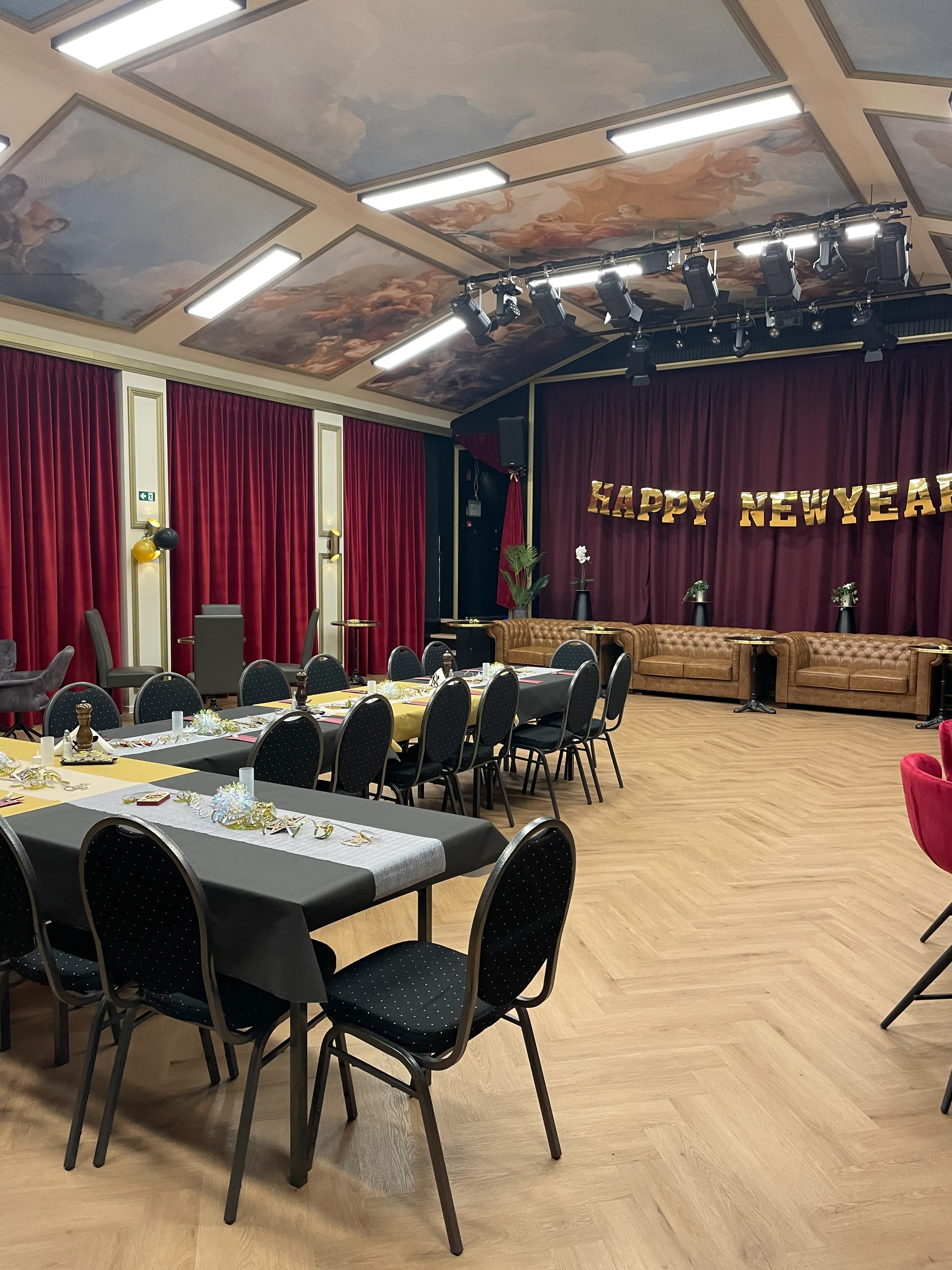 Feestelijke zaalopstelling voor eindejaar